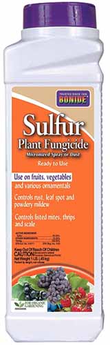 Вертикално изображение отблизо на бутилка Bonide Sulphur Plant Fungicide, изолирана на бял фон.